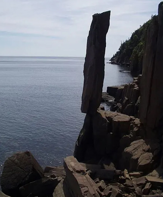 Balancing Rock (Canada): Được cho là đã đứng vững hàng nghìn năm, tảng đá cân bằng của Long Island (Canada) dường như bất chấp trọng lực. 
