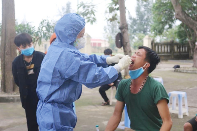 Nhân viên y tế lấy mẫu xét nghiệm tại Quảng Bình.&nbsp;