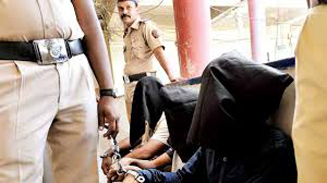 Ba nghi phạm bị bắt tại đồn cảnh sát. 