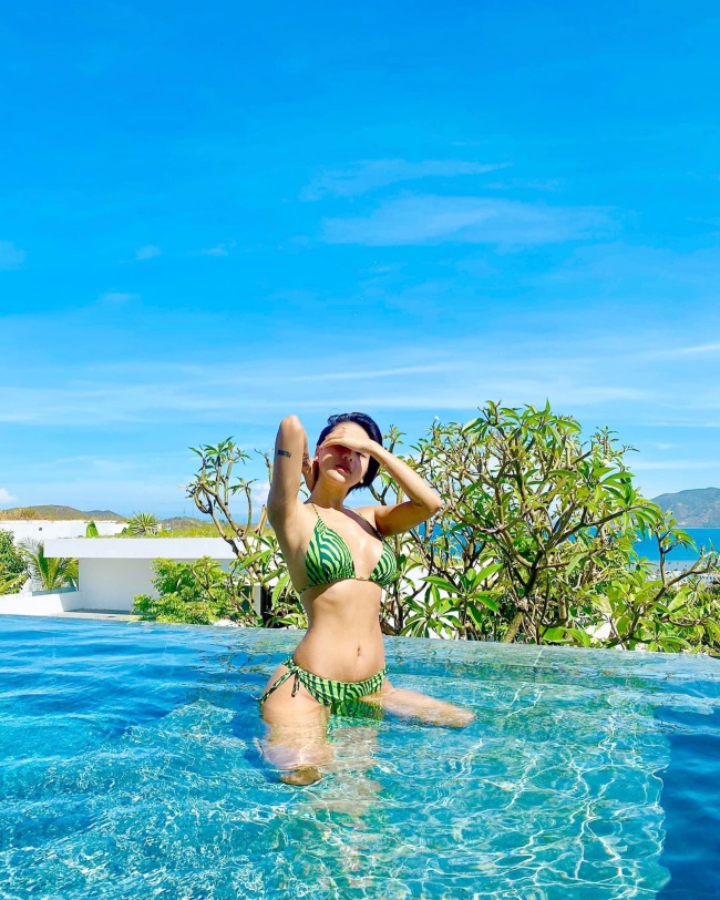 Một trong những vai diễn đầu tiên cô tham gia là bộ phim nói về chủ đề tình nhân với việc đại gia bao nuôi 1 cô gái trẻ đẹp, được gọi với tên cụ thể sugger daddy và sugger baby.
