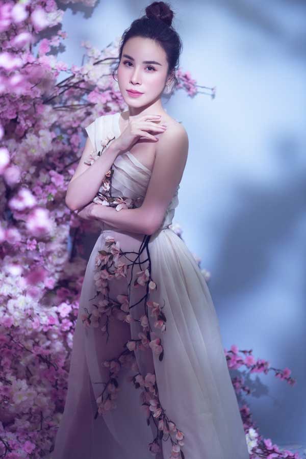 Xinh đẹp, giàu có, Hoa hậu Hoàng Dung quan niệm, phụ nữ đẹp lại tự chủ về kinh tế thì càng hấp dẫn với phái mạnh: “Thời đại bây giờ phụ nữ đừng mang tâm lý ngồi chờ đàn ông mang lại tương lai cho mình. Nếu mình có năng lực, hãy đứng lên và tạo dựng sự nghiệp đi, khi bạn đẹp và thành công thì sức hấp dẫn của bạn nhân lên rất nhiều. Có nhiều người đàn ông đến với tôi, kinh tế có thể không quá giàu có, nhưng họ đều muốn chăm sóc và lo lắng cho tôi từ những cái nhỏ đến cái lớn trong cuộc sống. Điều đó cho thấy, không quan trọng bạn là người phụ nữ giàu có hay không, chỉ cần người đàn ông đủ yêu thương bạn thì người ta sẽ chịu chăm lo cho bạn”.