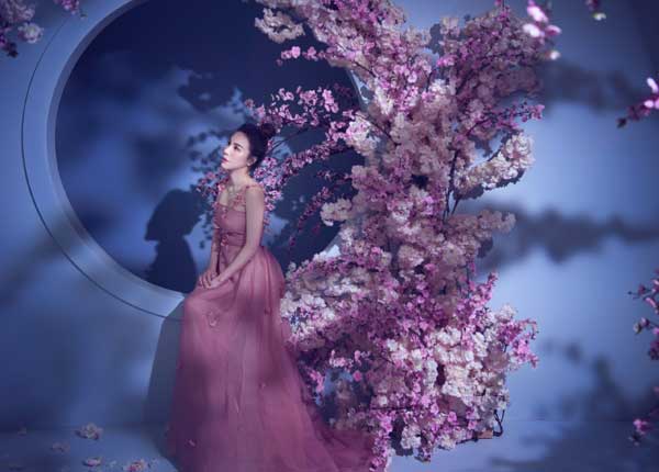 Hoa hậu Hoàng Dung tiết lộ một số bí quyết làm đẹp đơn giản đến từ lối sống. Cô luôn cố gắng giữ cho mình chế độ sinh hoạt điều độ từ việc ăn uống healthy, ngủ đủ giấc đến tập luyện để giữ vóc dáng.