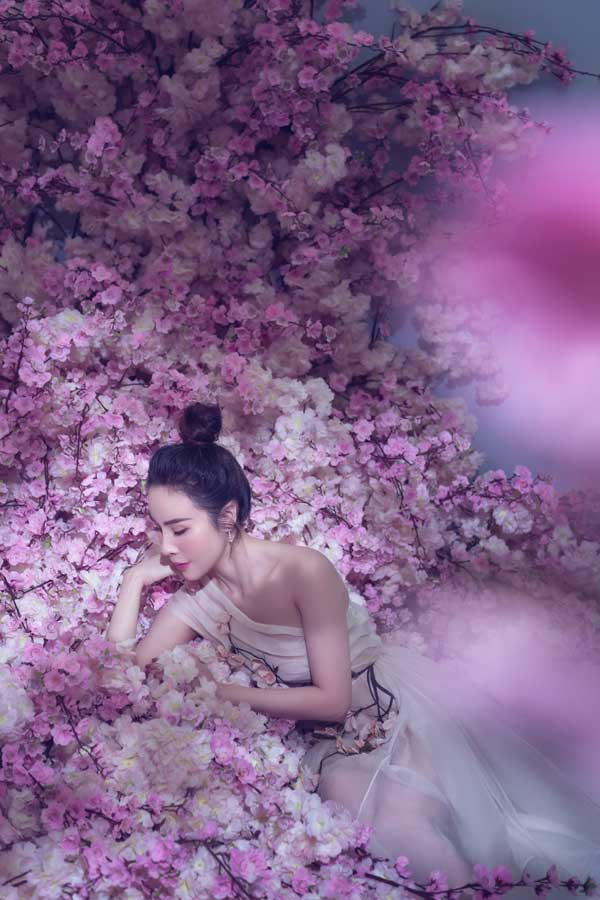  Hoa hậu nổi tiếng nhờ kho đồ hiệu hàng hiếm. Cô gần như chỉ mặc 1-2 lần mỗi trang phục, chứ hiếm khi dùng nhiều lần. Căn phòng chứa trang phục của cô lúc nào cũng có trên 500 món đồ, là sản phẩm của nhiều thương hiệu nổi tiếng như: Versace, Channel, Fendi, Dior, Prada, Balmain, Saint Laurent... Với phụ kiện, cô dành ưu ái hơn cả cho túi Hermes size nhỏ để thường xuyên sử dụng hàng ngày. 