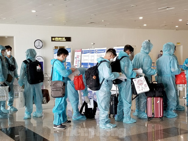 Tin tức trong ngày - Đi máy bay không chấp hành quy định phòng dịch sẽ bị phạt 3 triệu đồng