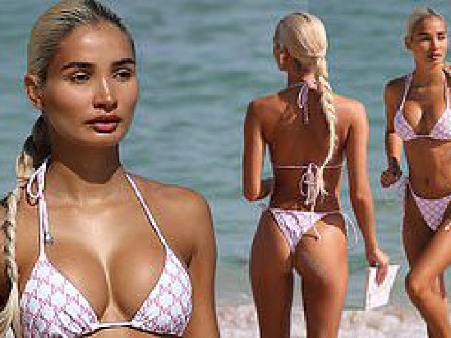 Làm đẹp - Pia Mia thả dáng ở biển đẹp như trình diễn áo tắm