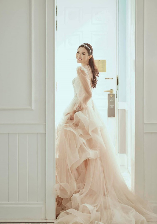 Á hậu Tường San khoe thêm ảnh cưới: Váy đã đẹp, dung nhan cô dâu còn kiều diễm hơn nữa - 2