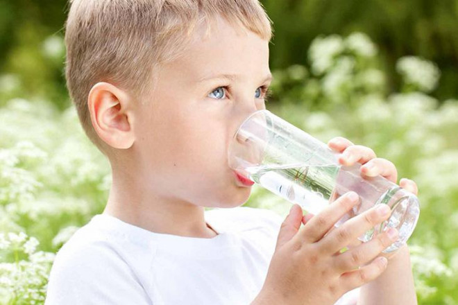 Lưu ý 3 thời điểm không nên cho trẻ uống nước vì cực hại sức khỏe - 1