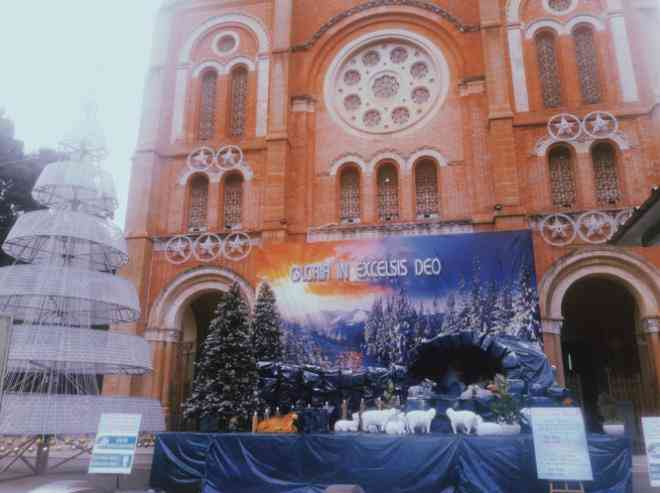 Phần trang trí Giáng sinh của nhà thờ đã xong để đón tiếp khách tham quan và chụp hình. Ảnh: Nhi Nhi&nbsp;