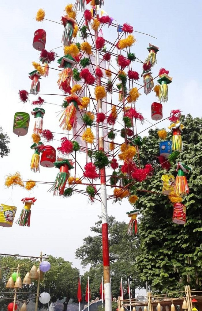 Một số tiểu cảnh trang trí, sản phẩm truyền thống được trưng bày tại Hồ Gươm trong Lễ hội văn hoá dân gian trong đời sống đương đại năm 2020 (diễn ra từ 11-13/12)