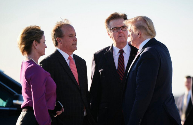 Tổng thống Mỹ Donald Trump và Tổng chưởng lý bang Texas Ken Paxton (thứ hai từ trái sang) tại TP Austin vò đầu năm nay. Ảnh: The New York Times