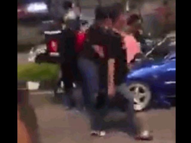 Media - Gây tai nạn định bỏ chạy, nam thanh niên bị vây "đánh hội đồng"