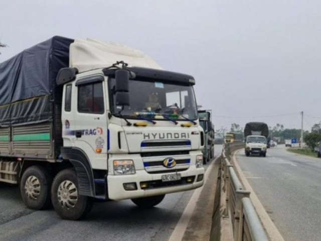 Tin tức trong ngày - Bị lập biên bản vi phạm, tài xế đánh xe tải chắn ngang QL1