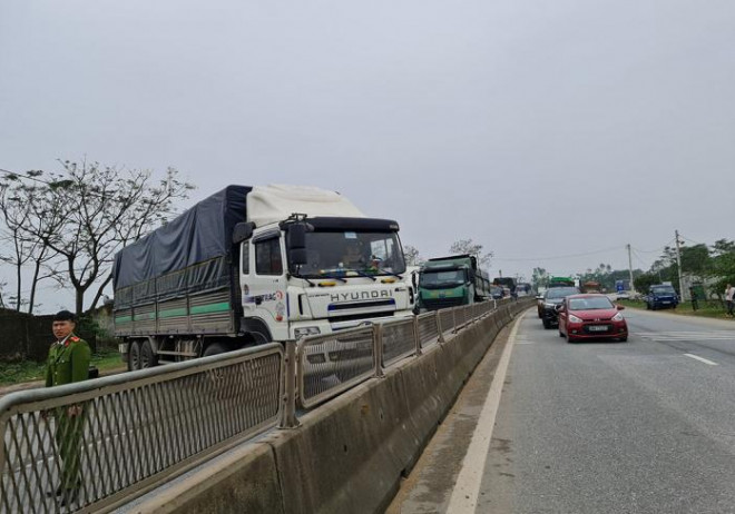 Các phương tiện phải lưu thông sang phần đường ngược lại để di chuyển qua xe tải