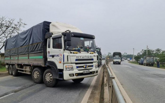 Chiếc xe tải chắn ngang nửa QL1