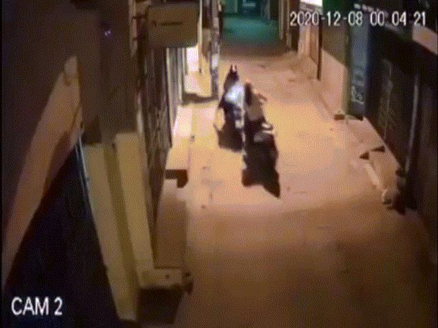 Bạn trẻ - Cuộc sống - Clip: Va chạm giao thông, 2 cô gái có hành động khó hiểu gây sốt