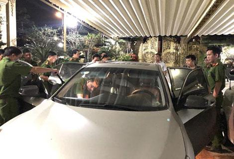 Khám xét một siêu xe trong biệt thự của Thiện “Soi”.