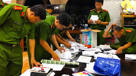 Cơ quan Cảnh sát điều tra thu giữ nhiều tài liệu liên quan đến hoạt động cho vay nặng lãi.