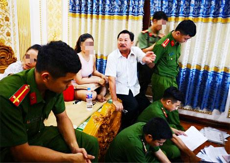 “Đại gia” Lê Thái Thiện thời điểm bị khám xét nhà.