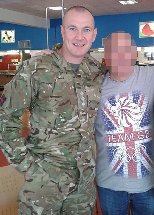 Malcolm từng làm trong quân đội nên hay chơi những trò mạnh mẽ với con trai. Ảnh: HNP Newsdesk/ Hyde News & Pictures Ltd.