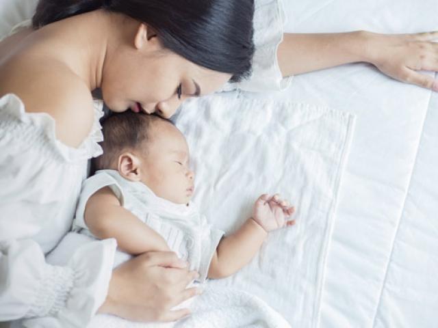 Sức khỏe đời sống - Con sốt sau tiêm chủng: "Đòn cân não" lo sốt vó của mẹ