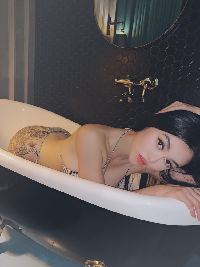 Đặc biệt, người đẹp không ngần ngại xăm những hình xăm lớn, mặc dù vậy vẫn nổi bật với nét nữ tính.&nbsp;
