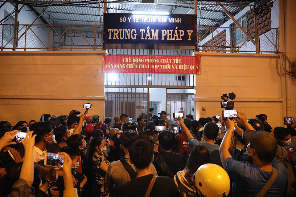 Đội quân livestream tụ tập trước nơi bảo quản thi hài của Chí Tài