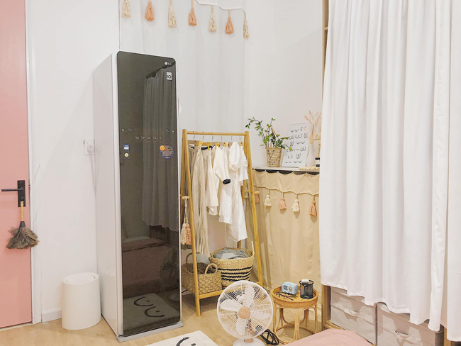 Rèm được chị làm những tua rua đính vào để tạo điểm nhấn.
