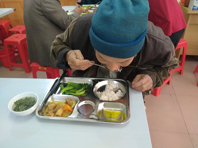 Khách hàng đến ăn cơm chủ yếu là các bệnh nhân, người nhà bệnh nhân hoặc lao động tự do có hoàn cảnh khó khăn. Ảnh: Sơn Long.