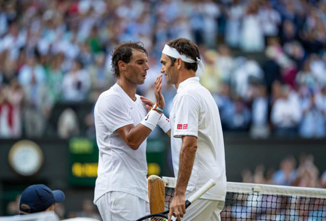 Federer (phải) được yêu mến nhiều hơn Nadal