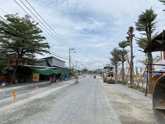 Đường Đào Trí đoạn gần nút giao với đường Nguyễn Văn Quỳ chuẩn bị hoàn thiện.