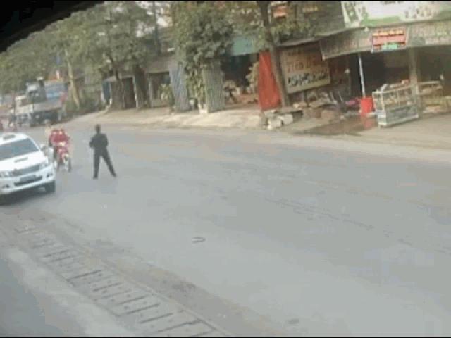 Media - Cố tình "chạy chốt", đôi nam nữ tông văng chiến sĩ CSCĐ