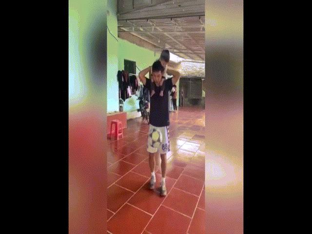 Bạn trẻ - Cuộc sống - Clip: Tiền vệ Đỗ Hùng Dũng vừa trông con vừa tâng bóng cực khéo