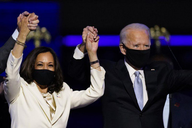 Ông Biden và bà Harris nắm tay khi tổ chức ăn mừng tại TP Wilmington, bang Delaware - Mỹ ngày 7-11. Ảnh: AP