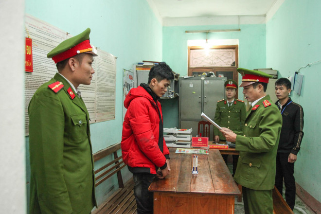 Cảnh sát đọc lệnh bắt tạm giam với Thái - Ảnh: Công an cung cấp
