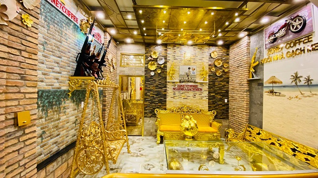"Tôi có dịp đi du lịch khoảng 20 nước trên thế giới và thăm thú nhiều nơi, điều này đã tạo động lực để tôi trở về quê hương xây dựng một sản phẩm du lịch độc đáo, hoàn thiện nhất trong khả năng của mình. Trong đó tôi đặc biệt yêu thích phong cách trang trí nhà cửa, nội thất bằng tông màu dát vàng. Nó giống như một Dubai thu nhỏ giữa miền Tây” – Chủ nhân căn nhà chia sẻ.
