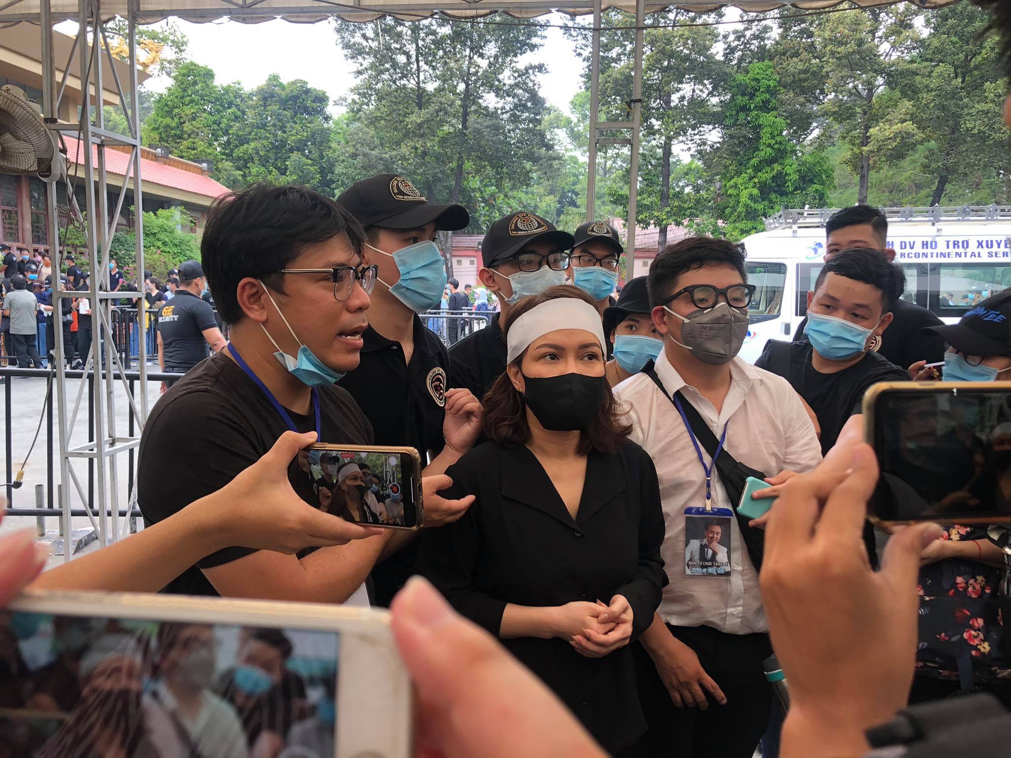 Nữ nghệ sĩ cùng đàn anh gắn bó trên
sân khấu hàng chục năm. Ngoài đời, cả hai cũng là những người bạn
tri kỷ.