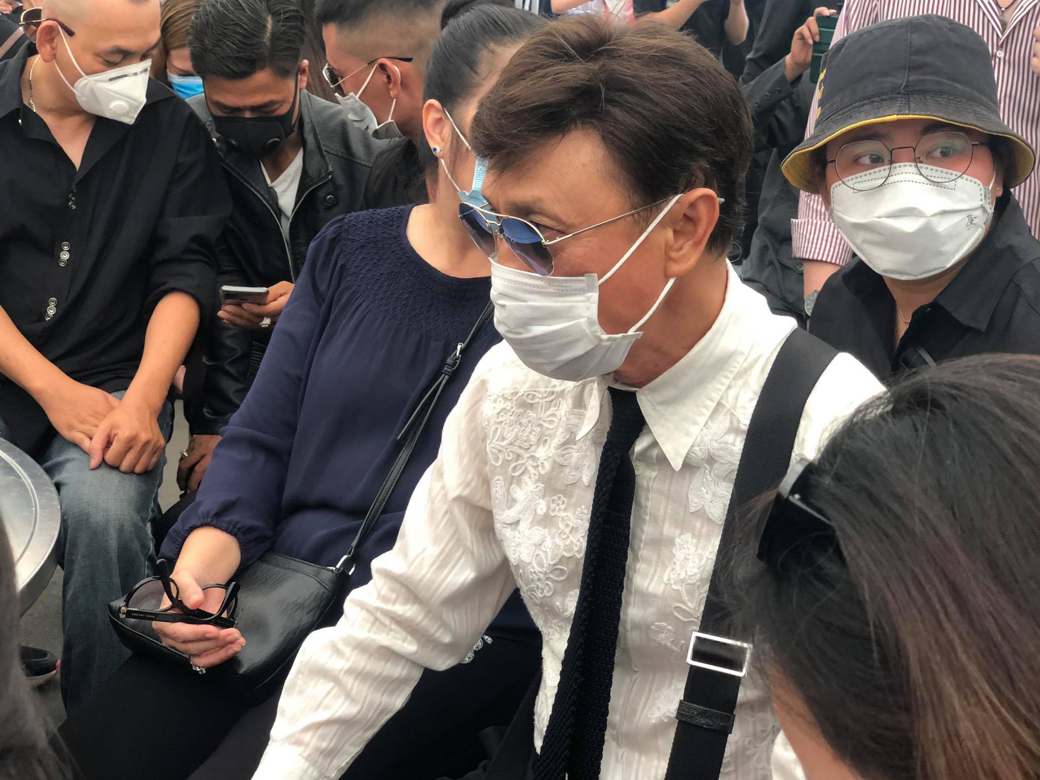 Danh ca Tuấn Ngọc chờ vào viếng Chí
Tài