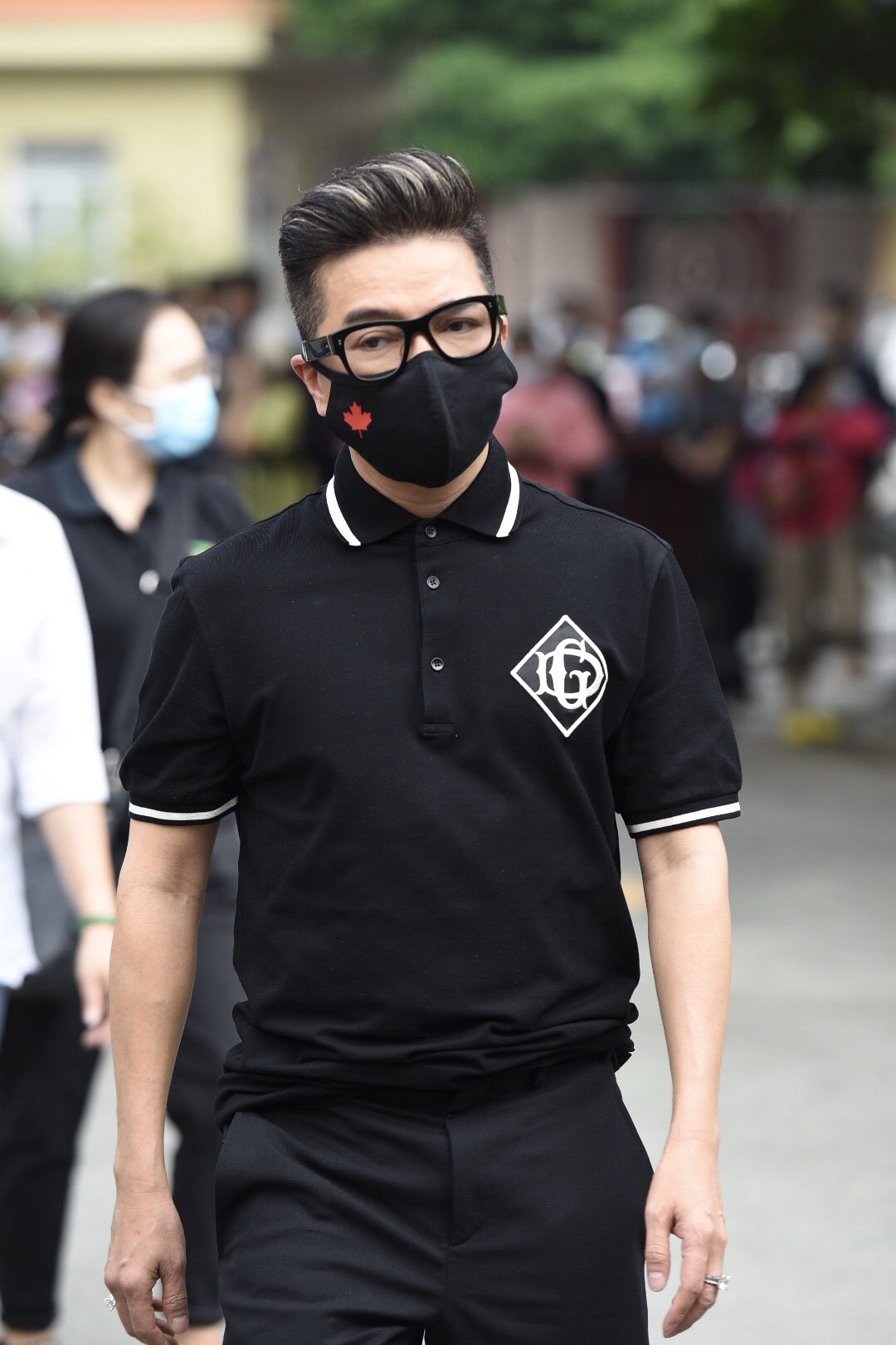 Đàm Vĩnh Hưng bần thần đến viếng đàn
anh Chí Tài.