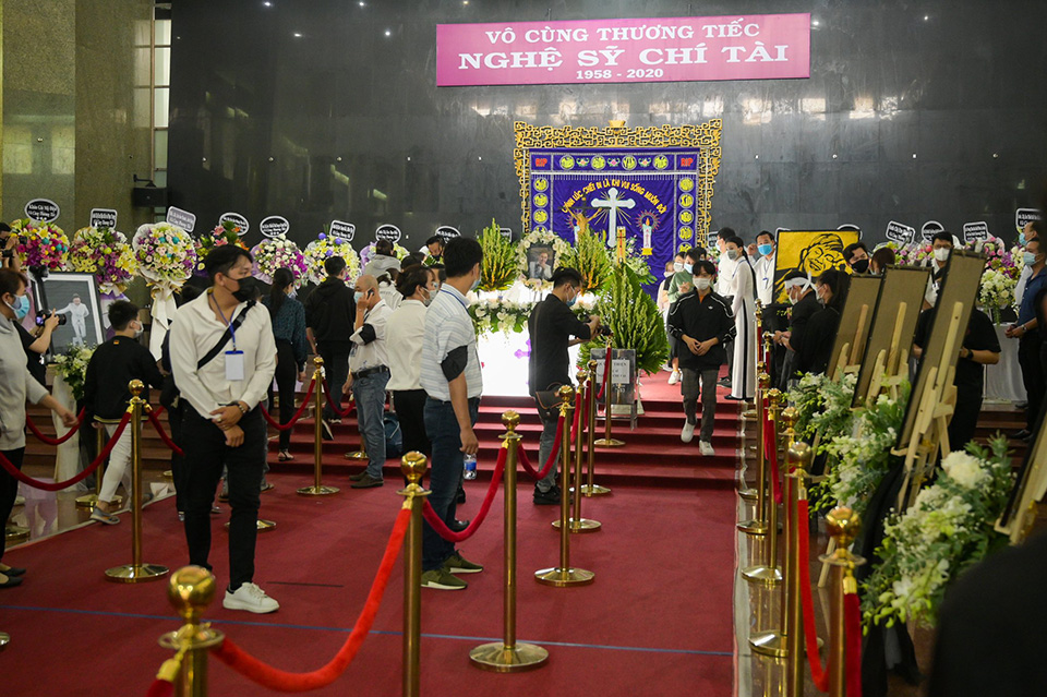 Khu vực tang lễ được bày trí trang
nghiêm, khách viếng phải xếp hàng trật tự để vào bên trong.