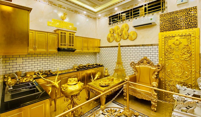 Từ sảnh chỉnh, phòng khách, phòng trưng bày, bếp ăn… đều được dát vàng như một cung điện nguy nga, tráng lệ thời xưa.
