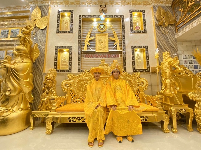 Mỗi căn phòng được gia chủ bố trí pha trộn giữa hai nét văn hóa Á – Âu. Vừa sang trọng, tinh tế nhưng cũng không kém phần thanh lịch và cổ điển.
