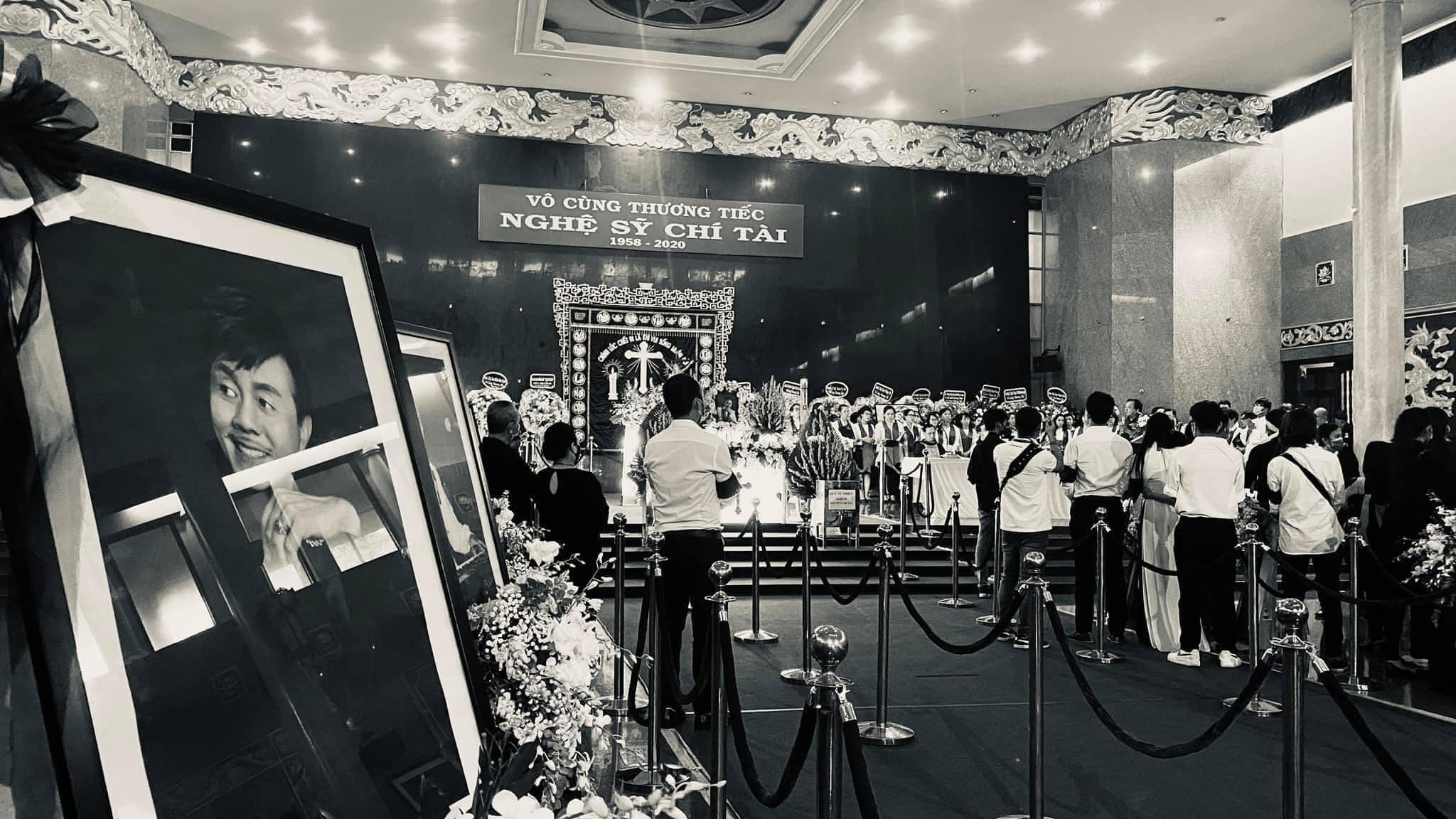 Khoảnh khắc khiến nhiều người xúc động trong tang lễ của cố nghệ sĩ Chí Tài - 1