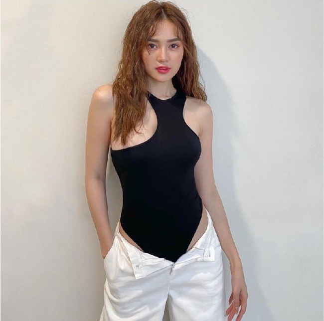 Phong cách đơn giản nhưng mang tính thời trang phóng khoáng, phá cách.
