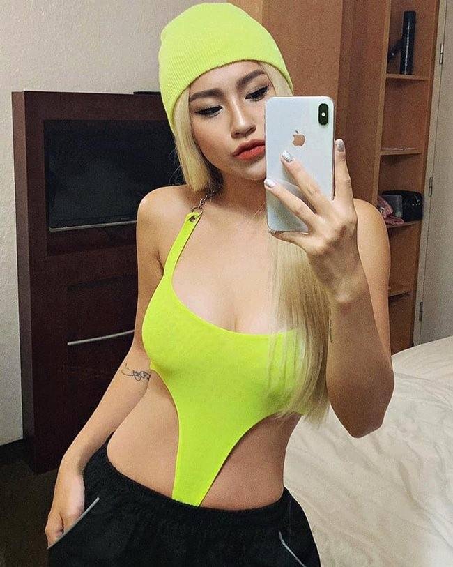 DJ Tít mạnh dạn lăng xê mốt quần tụt khi đi chơi nhạc trên bar.
