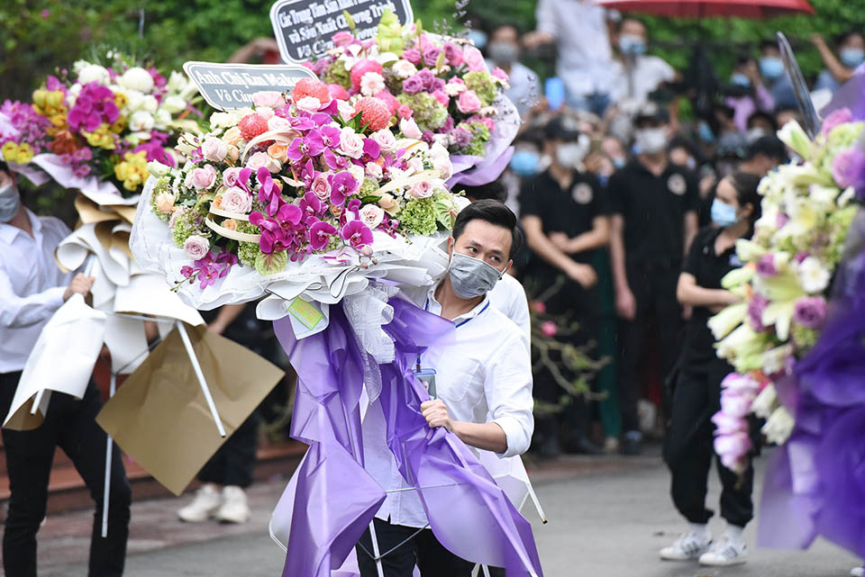 Linh cữu NS Chí Tài chuyển ra sân bay sang Mỹ: Nghìn fan vẫy tay vĩnh biệt, lặng người dưới trời mưa - 8