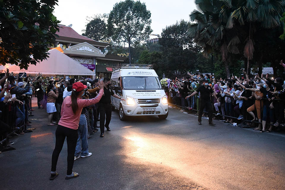 Linh cữu NS Chí Tài chuyển ra sân bay sang Mỹ: Nghìn fan vẫy tay vĩnh biệt, lặng người dưới trời mưa - 2