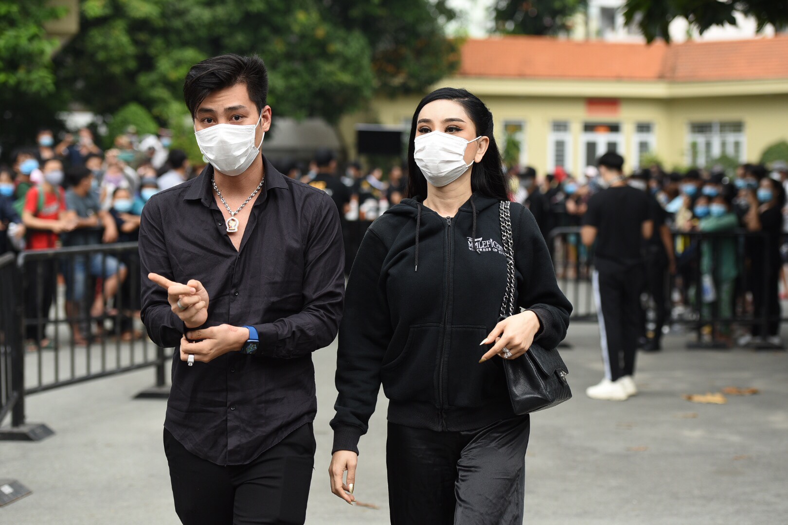 Linh cữu NS Chí Tài chuyển ra sân bay sang Mỹ: Nghìn fan vẫy tay vĩnh biệt, lặng người dưới trời mưa - 18