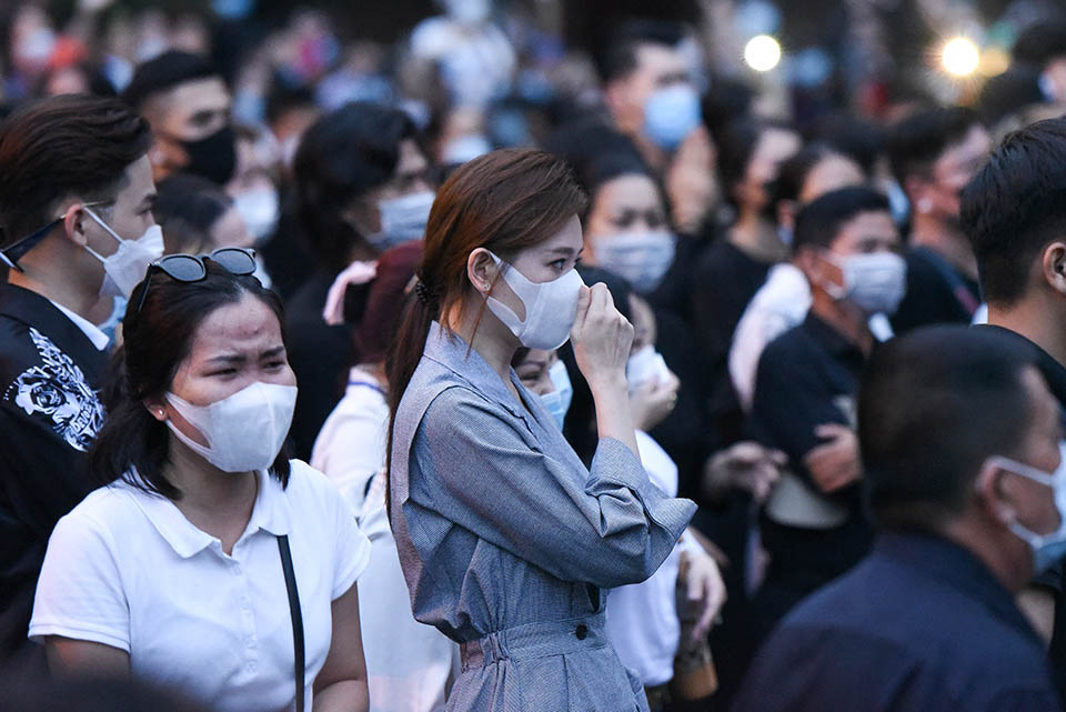 Linh cữu NS Chí Tài chuyển ra sân bay sang Mỹ: Nghìn fan vẫy tay vĩnh biệt, lặng người dưới trời mưa - 7