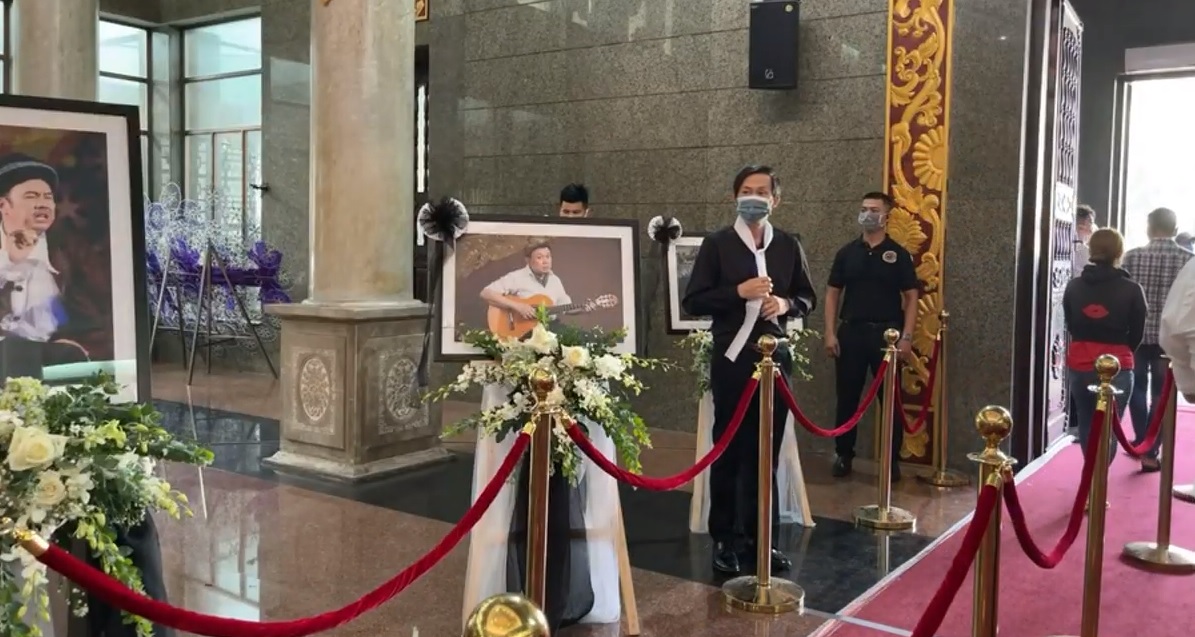 Nghệ sĩ Hoài Linh đứng ở cửa ra vào,
cúi đầu chào và cảm ơn từng khách tới viếng người anh quá
cố. 