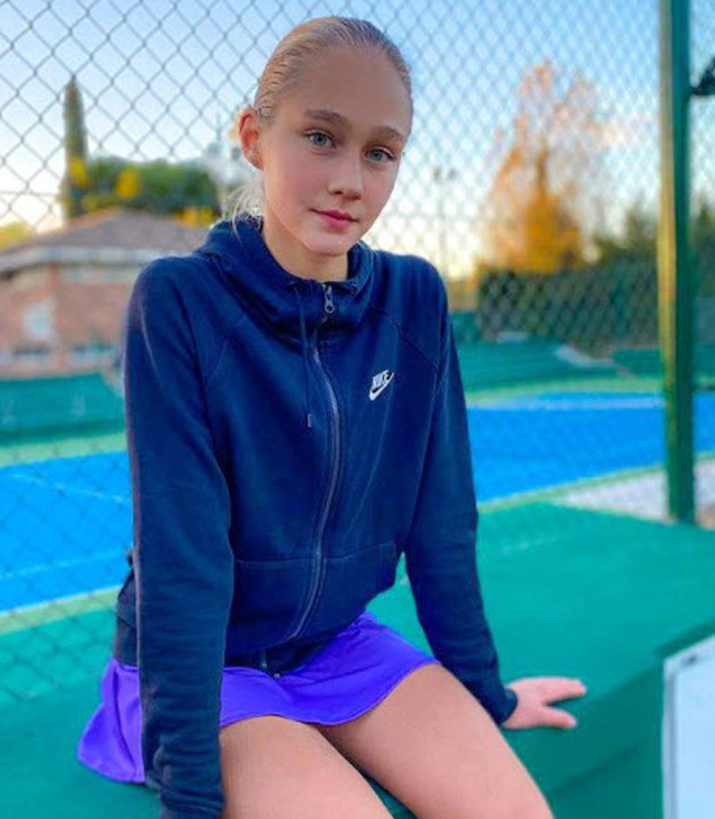 Nhìn hình ảnh này nhiều người sẽ nói đây là tay vợt chuyên nghiệp nhưng cô bé Katya Kislitsyna mới 14 tuổi.
